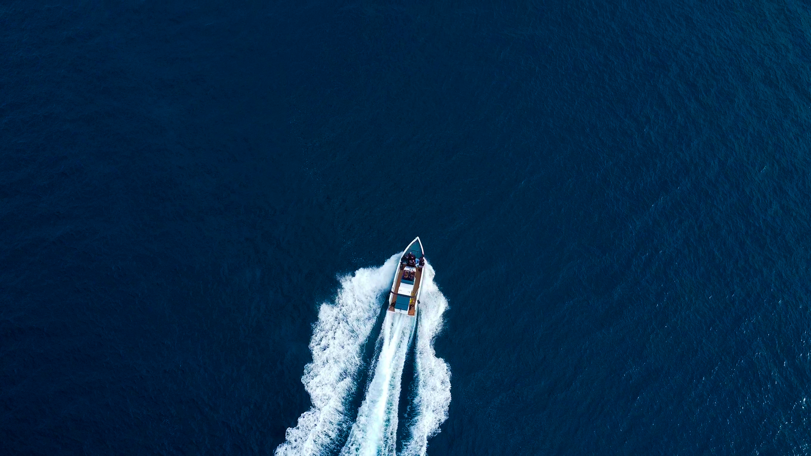 Portada de página web con fotografía aérea de un barco eléctrico con olas